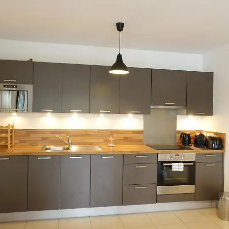 Appartamento Lovely With Balcony 5min Train Station